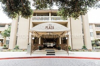 Building Photo - Spacious Top-Floor 1BR Condo with Ocean Vi...