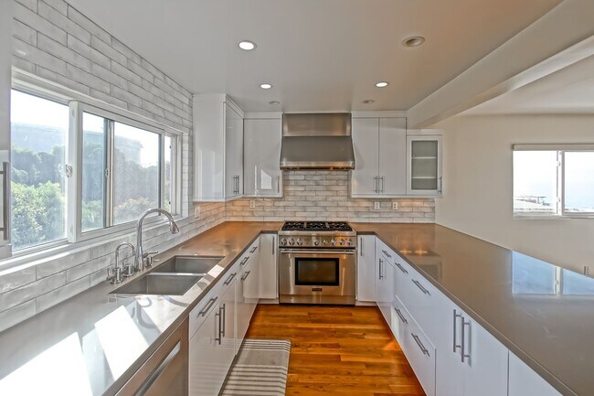 Building Photo - 4021 Crest Dr