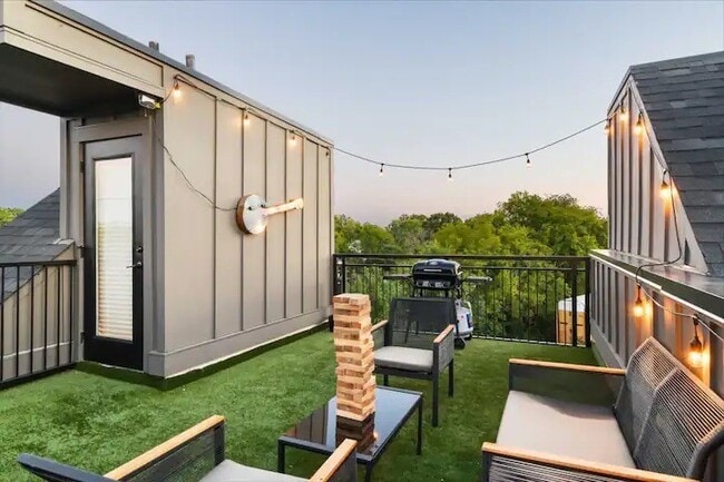 Building Photo - 738 Douglas Ave