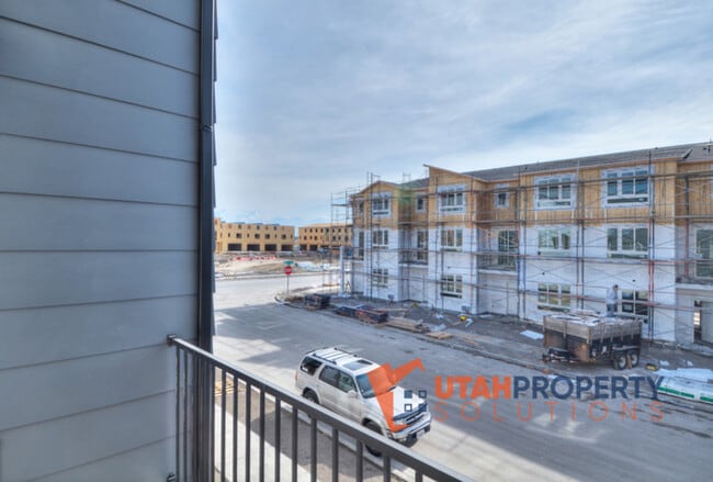 Building Photo - 1013 W 400 S