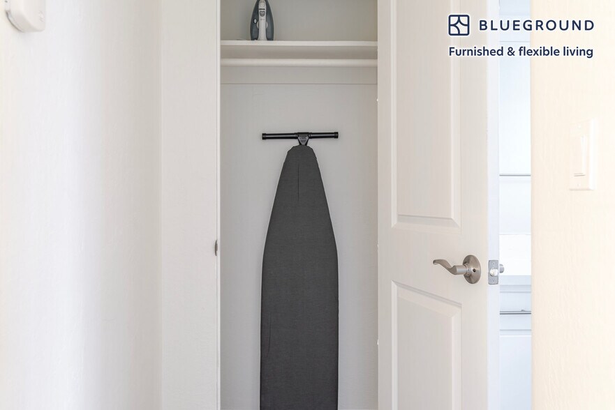 Building Photo - 245 Bush St