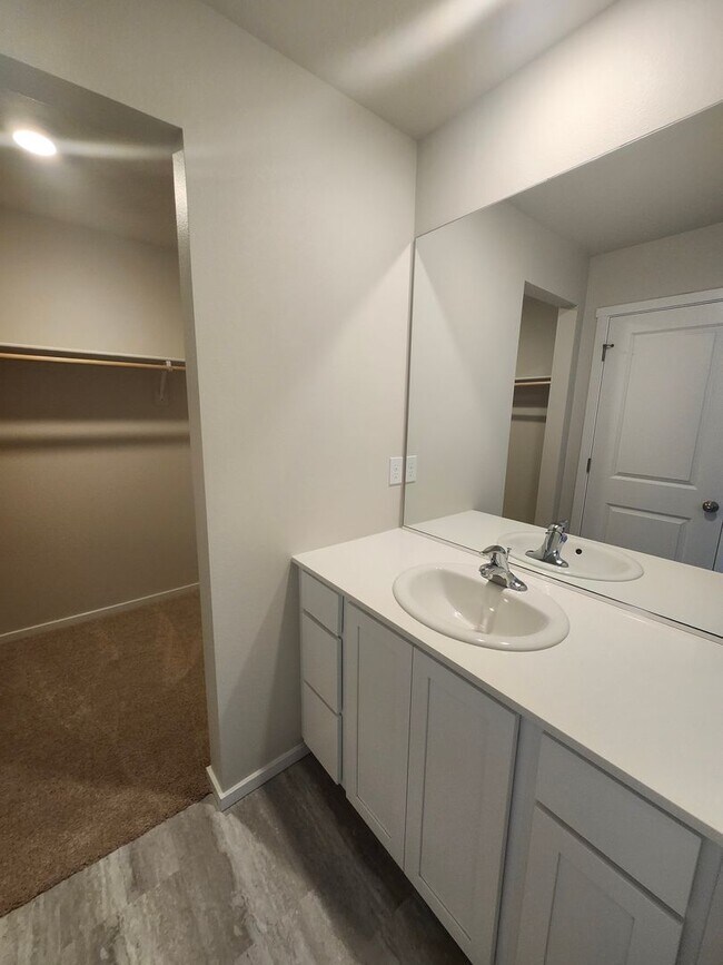 Building Photo - Brand New Construction! 4 bed/2.5 ba Townh...