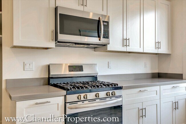 Building Photo - Bright & Sunny 2 Bedroom Flat with On-Site Laundry | Small Bonus Space