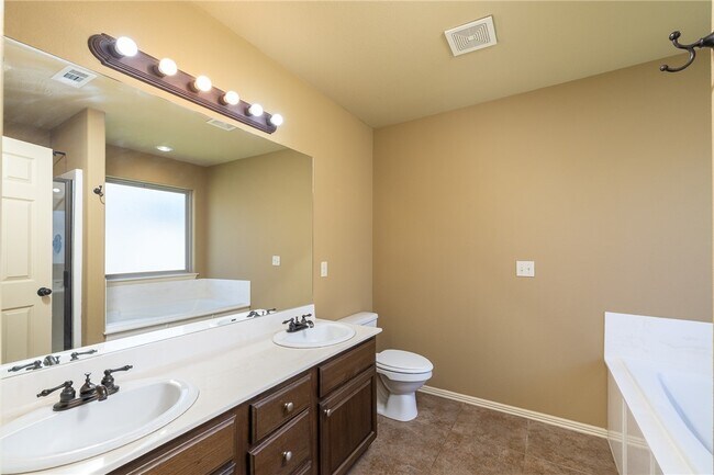 Building Photo - 515 Liem Cir