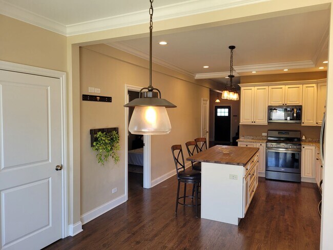 Building Photo - Beautiful Recently Renovated Contemporary ...