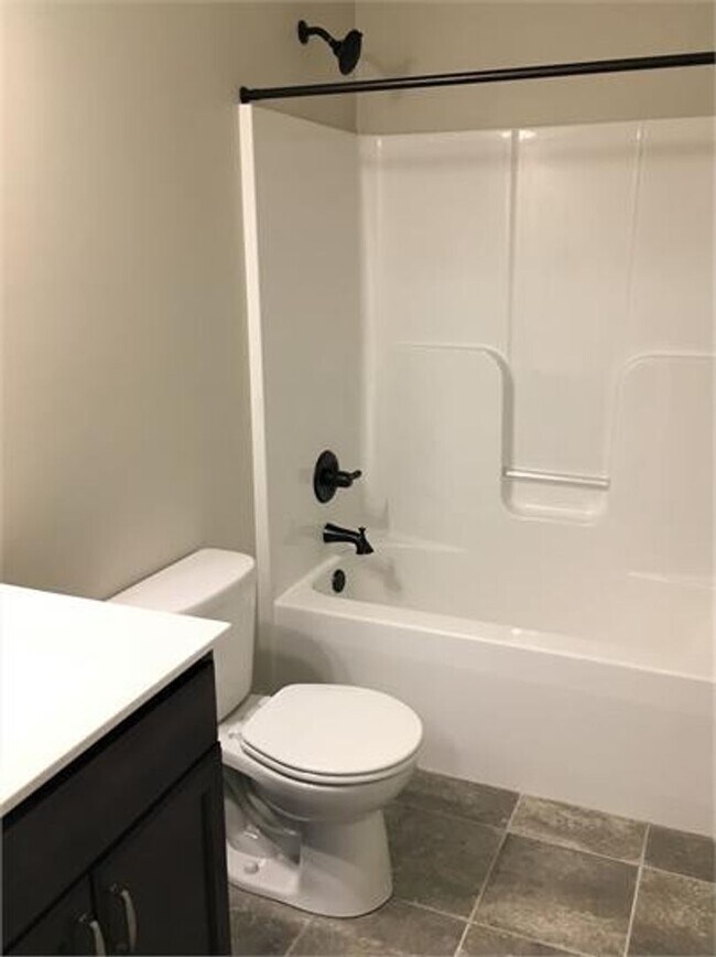 Building Photo - 3-bedroom Townhome Available for July!