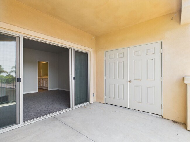 Building Photo - NEW NEW NEW remodeled -3bedroom/3bath Town...