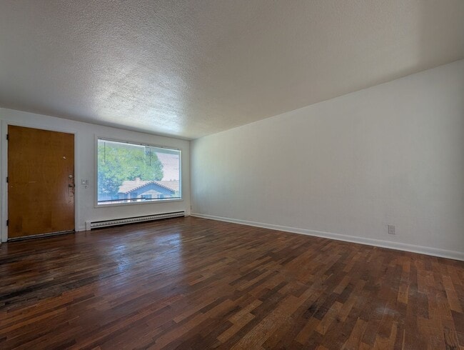 Building Photo - 690 E 39th Ave