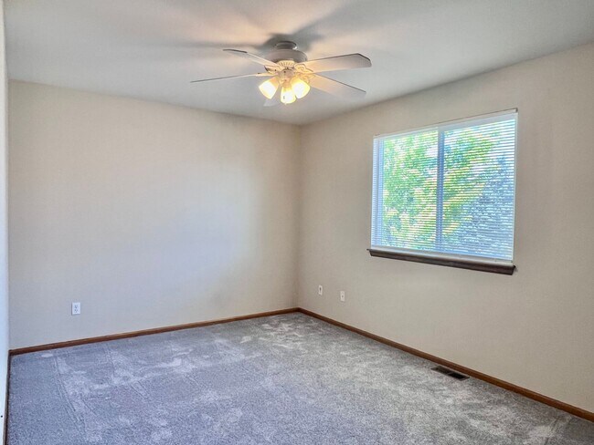 Building Photo - Wonderful 5 Bed/4 Bath Home Located on Qui...