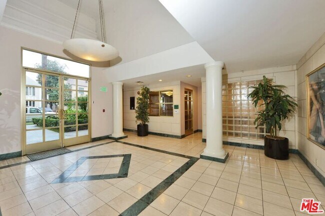 Building Photo - 117 N Gale Dr