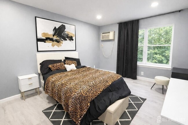 Building Photo - 289 Main St