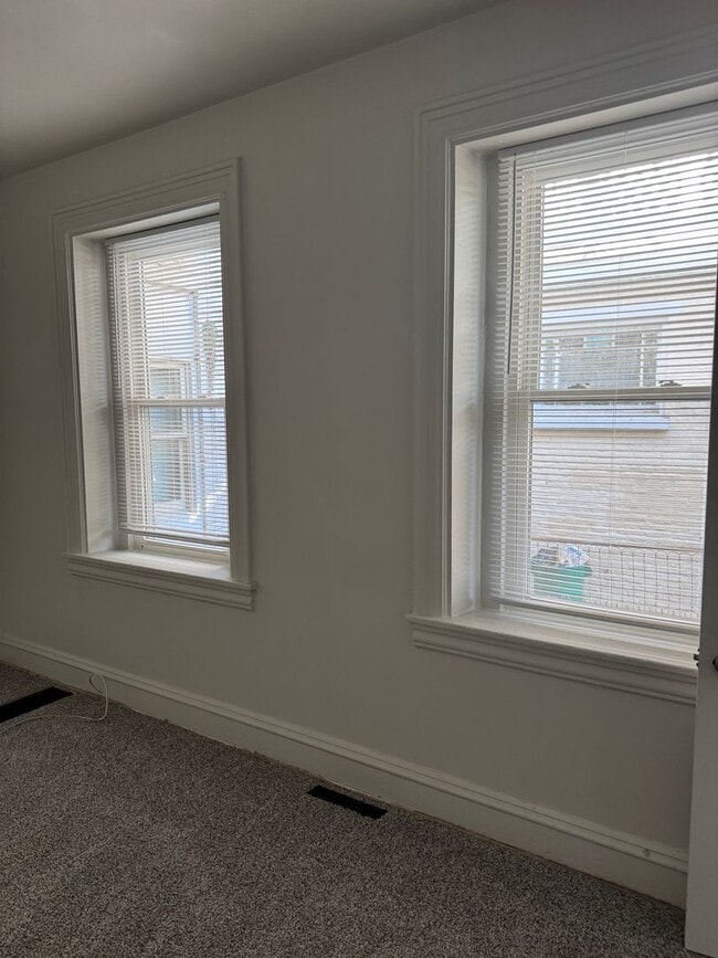 Building Photo - 328 W King St