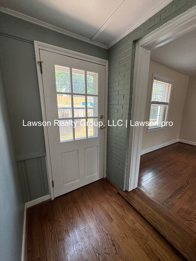 Building Photo - Charming and Updated Home in Raleigh Court with Fenced In Yard, Lawn Care Included!