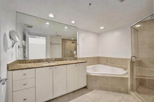 Building Photo - 610 W Las Olas Blvd