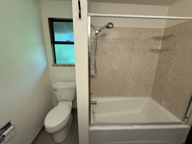 Building Photo - 3 Bed 2.5 Bath in the Heart of Bellevue