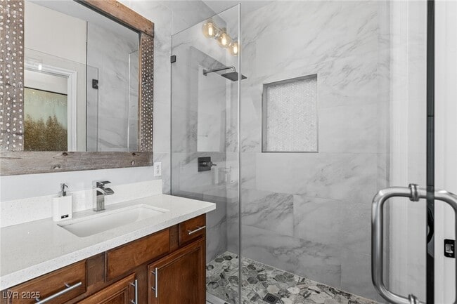 Building Photo - 275 Spectacular St