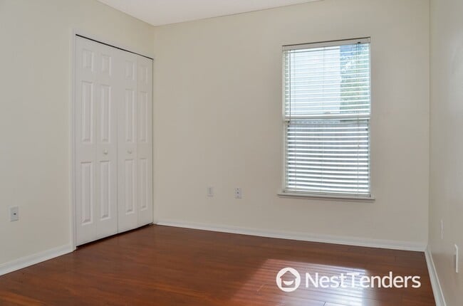 Building Photo - Four Bedrooms in Hickory Hill!