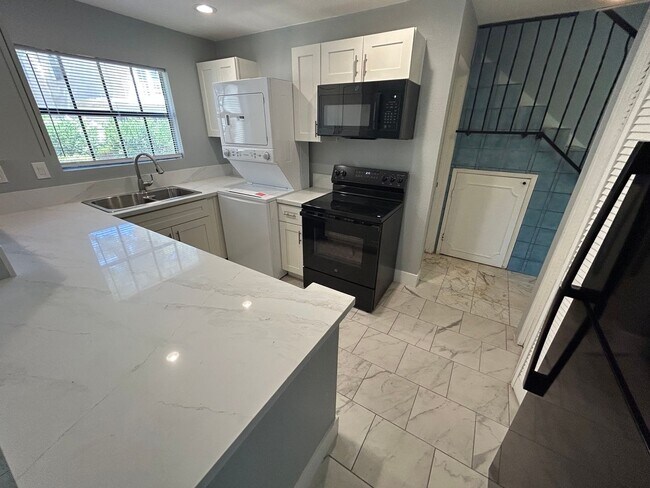 Building Photo - SPACIOUS 2 BEDROOM TOWNHOME IN LAS VEGAS COUNTRY CLUB