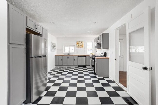 Building Photo - Remodeled 3 Bed 2 Full Bath Within Walking...
