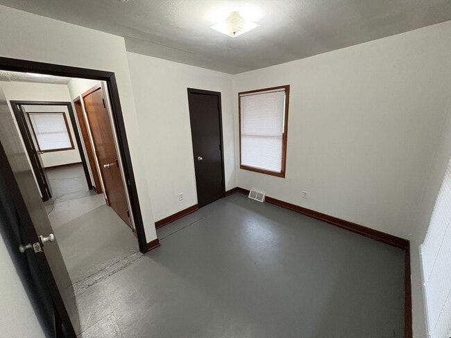 Building Photo - Lovely & Spacious 4-Bed, 2-Bath Single-Family Home Near Everything You Need