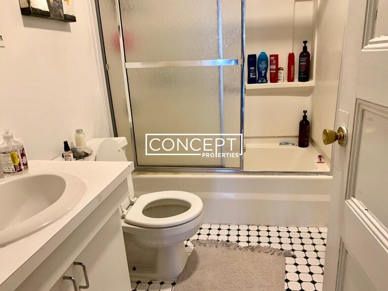 Building Photo - 64 Murdock St