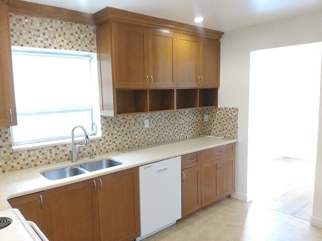 Building Photo - Beautiful renovated 3/2 home in Westchester