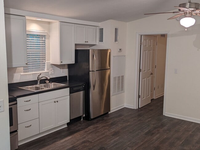 Building Photo - Rare.....One Bedroom One Bathroom Unit Available In Midtown!