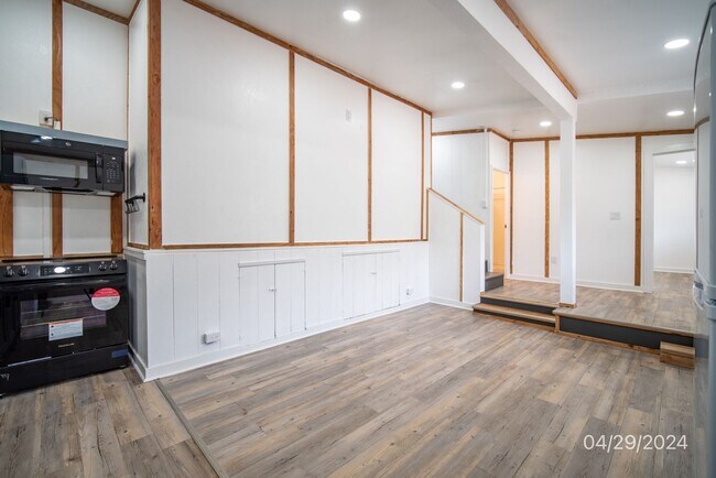 Building Photo - 1bd 1ba with Parking - Dogs negotiable $2350 94-1167 Kahuahale St