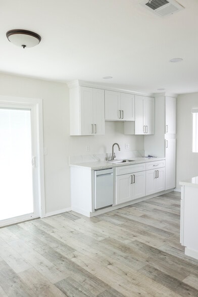 Building Photo - 4615 Lakeview Ave