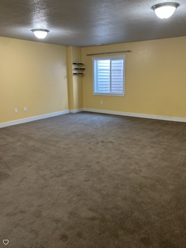 Building Photo - Stylish 3-Bedroom Townhome in Traverse Mou...