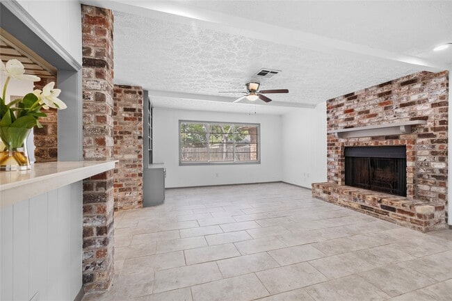 Building Photo - 13834 Oakwood Ln