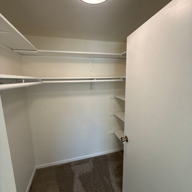 Building Photo - 2239-2239 N Thompson Rd