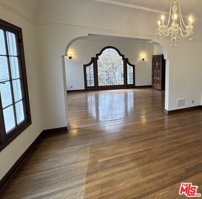 Building Photo - 326 1/2 N Sycamore Ave