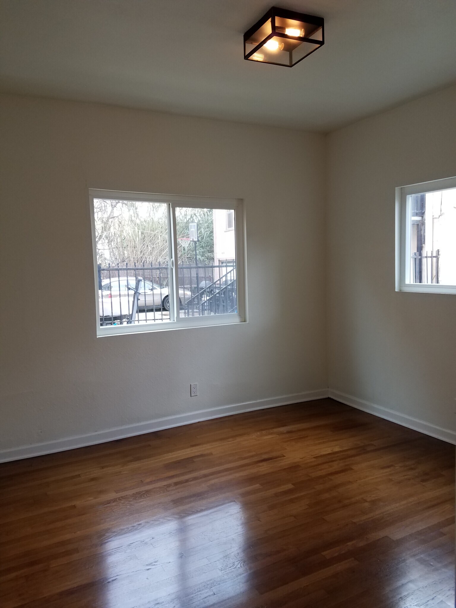 Building Photo - 2102 S Palm Grove Ave