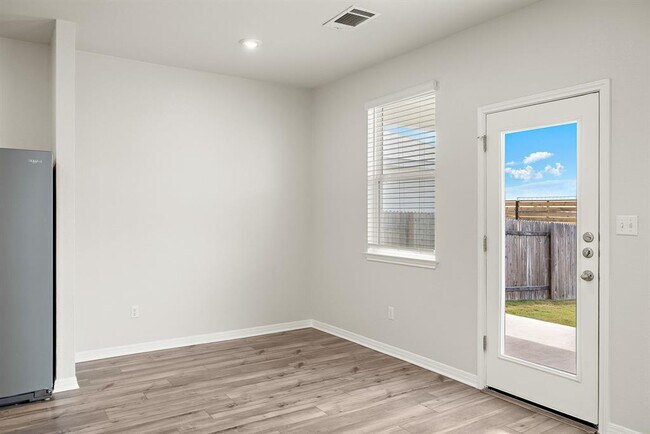 Building Photo - 120 Longmount Cv
