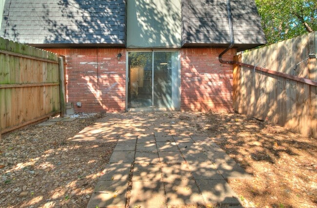 Building Photo - Newly Renovated 2bed 2 bath !Townhome