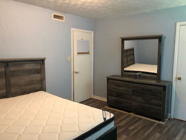 Building Photo - Just move on in- Fully furnished private one bedroom apartment