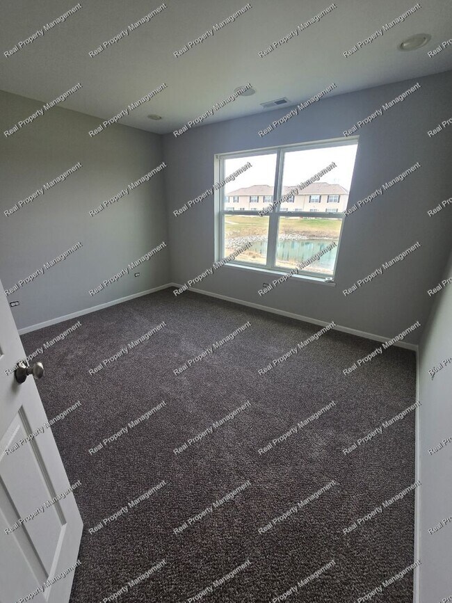 Building Photo - 3 Bedroom Townhome