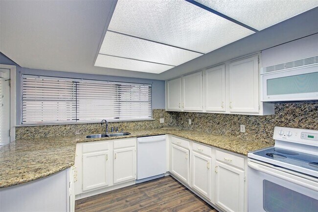 Building Photo - 17910 Navajo Trail Dr