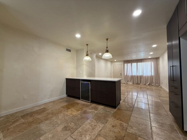 Building Photo - Beautifully updated condo!