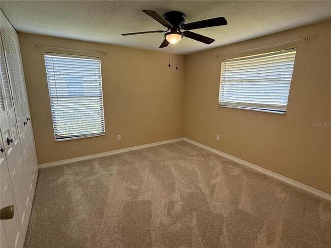 Building Photo - 525 Lakeview Dr