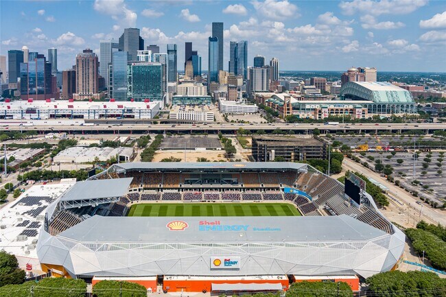 Building Photo - 914 Main St