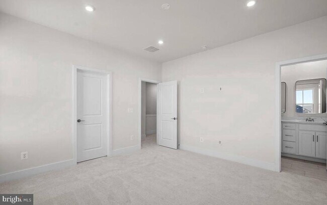 Building Photo - 127 Heyford Dr