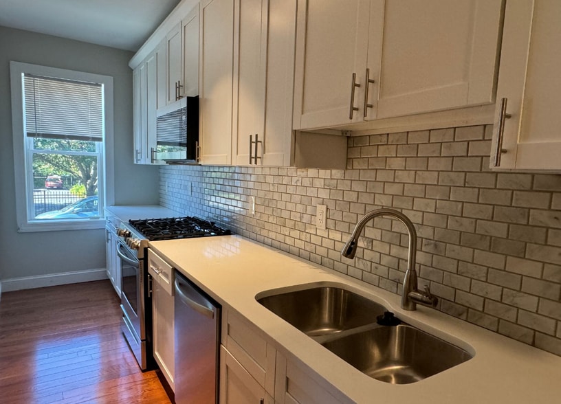 Primary Photo - 109 Orleans St