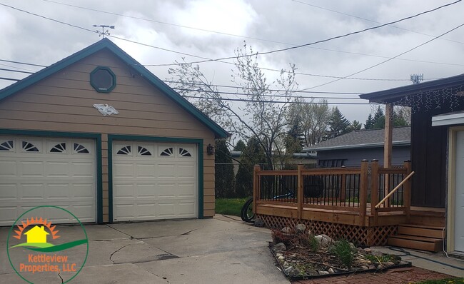 Garage & Deck - 1523 Martin Ave