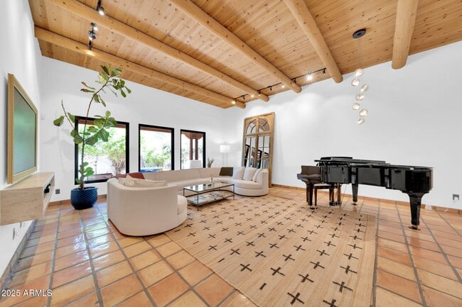 Primary Photo - 110 E Concorda Dr