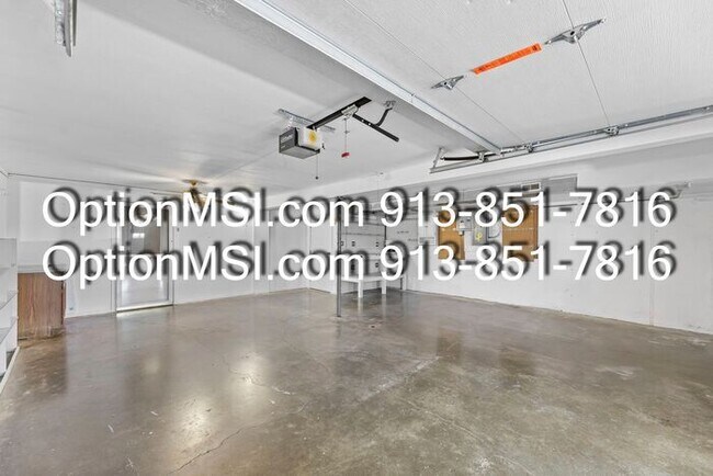 Building Photo - Country Charm Just Minutes From Lawrence!