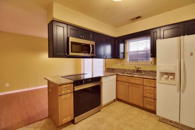 Building Photo - 3 Bedroom Home In Deerfield Jacksonville!!!!