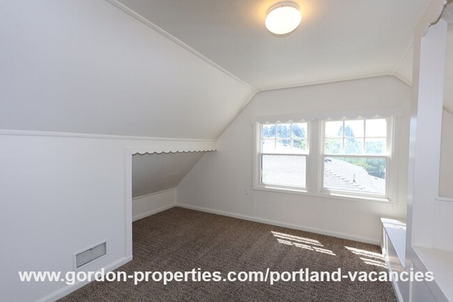 Building Photo - SE 57th Ave - 5 bedroom home with fireplac...