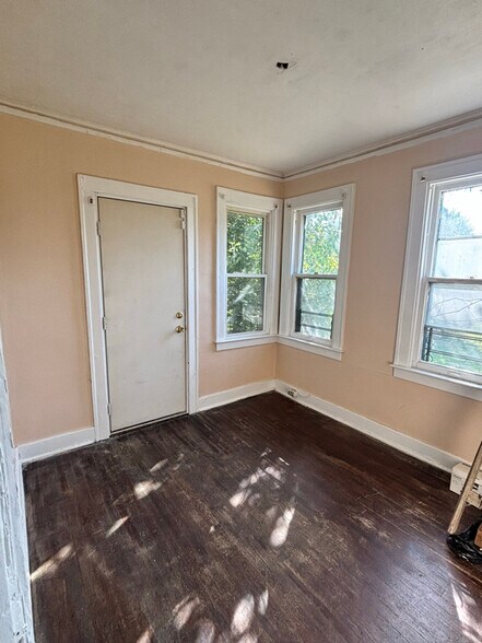Building Photo - 3954 St Clair St